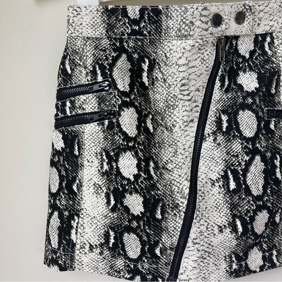 Princess Polly Alita Asymmetrical Snake Skin Print Mini Skirt Size 0 - Picture 5 of 10